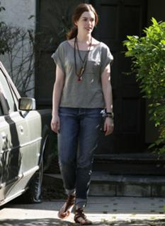 Anne Hathaway feet photo thumbnail