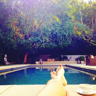Daisy Fuentes feet photo thumbnail