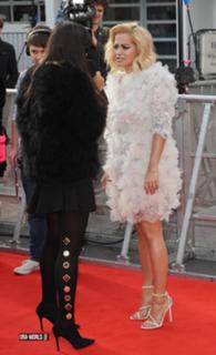 Rita Ora feet photo thumbnail