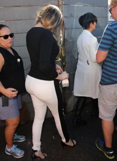 Khloé Kardashian feet photo thumbnail