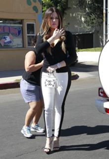Khloé Kardashian feet photo thumbnail