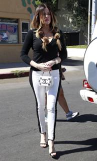 Khloé Kardashian feet photo thumbnail