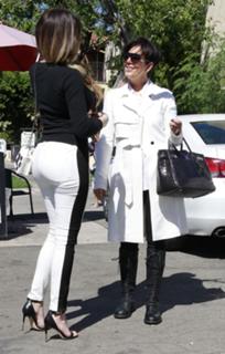 Khloé Kardashian feet photo thumbnail