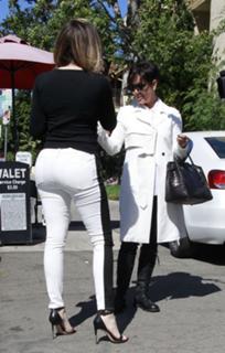 Khloé Kardashian feet photo thumbnail