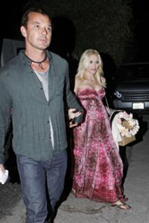 Gwen Stefani feet photo thumbnail