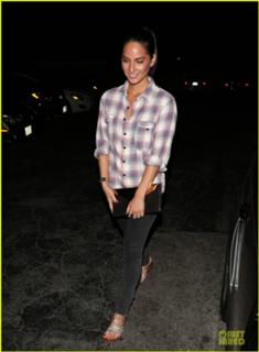Olivia Munn feet photo thumbnail