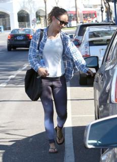 Olivia Wilde feet photo thumbnail