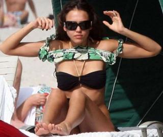 Jessica Alba feet photo thumbnail