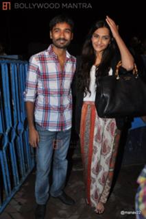 Sonam Kapoor feet photo thumbnail