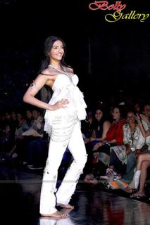 Sonam Kapoor feet photo thumbnail