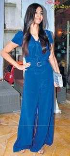 Sonam Kapoor feet photo thumbnail