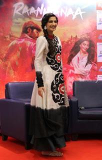 Sonam Kapoor feet photo thumbnail