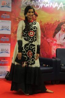 Sonam Kapoor feet photo thumbnail