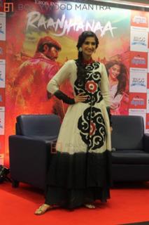 Sonam Kapoor feet photo thumbnail