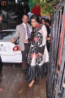 Sonam Kapoor feet photo thumbnail