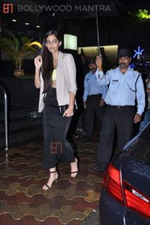 Sonam Kapoor feet photo thumbnail