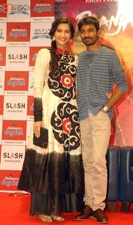 Sonam Kapoor feet photo thumbnail