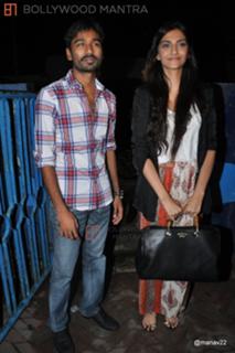 Sonam Kapoor feet photo thumbnail