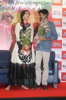 Sonam Kapoor feet photo thumbnail