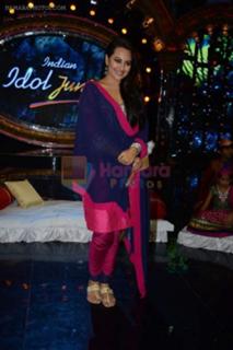 Sonakshi Sinha feet photo thumbnail