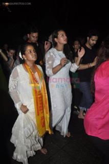 Sonakshi Sinha feet photo thumbnail