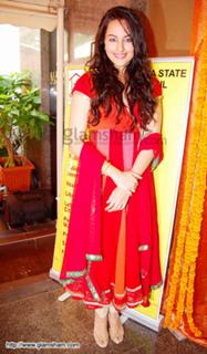 Sonakshi Sinha feet photo thumbnail