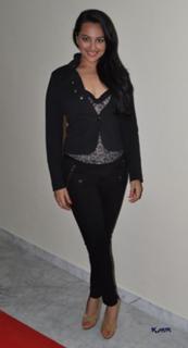 Sonakshi Sinha feet photo thumbnail