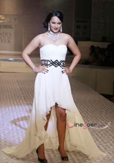 Sonakshi Sinha feet photo thumbnail