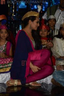 Sonakshi Sinha feet photo thumbnail