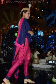 Sonakshi Sinha feet photo thumbnail