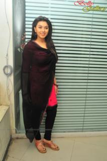 Hansika Motwani feet photo thumbnail