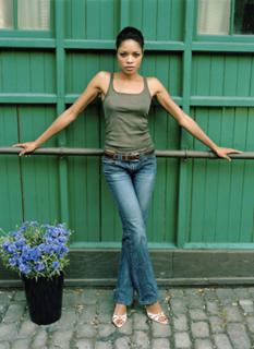Naomie Harris feet photo thumbnail