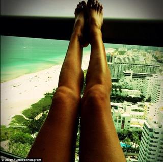 Daisy Fuentes feet photo thumbnail