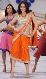 Kriti Kharbanda feet photo thumbnail