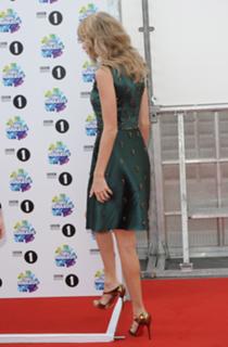 Taylor Swift feet photo thumbnail