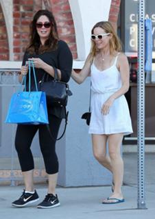 Leslie Mann feet photo thumbnail