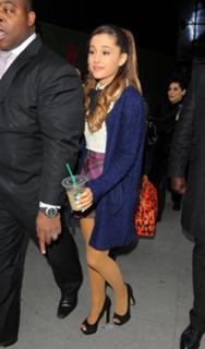 Ariana Grande feet photo thumbnail