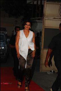 Raveena Tandon feet photo thumbnail