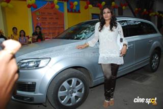 Raveena Tandon feet photo thumbnail