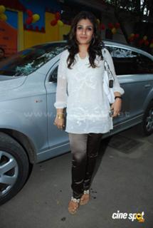Raveena Tandon feet photo thumbnail