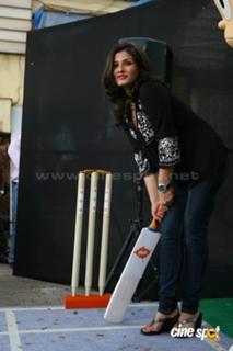 Raveena Tandon feet photo thumbnail