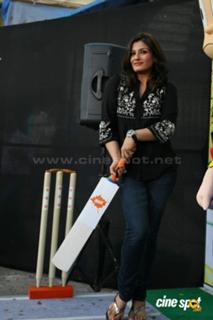 Raveena Tandon feet photo thumbnail