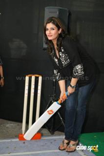 Raveena Tandon feet photo thumbnail