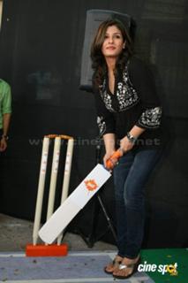 Raveena Tandon feet photo thumbnail
