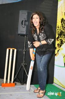 Raveena Tandon feet photo thumbnail