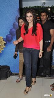 Raveena Tandon feet photo thumbnail
