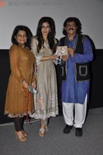Raveena Tandon feet photo thumbnail
