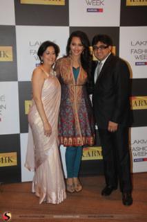 Sonakshi Sinha feet photo thumbnail
