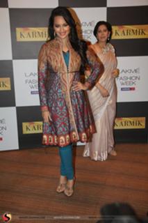 Sonakshi Sinha feet photo thumbnail