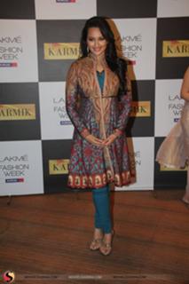 Sonakshi Sinha feet photo thumbnail